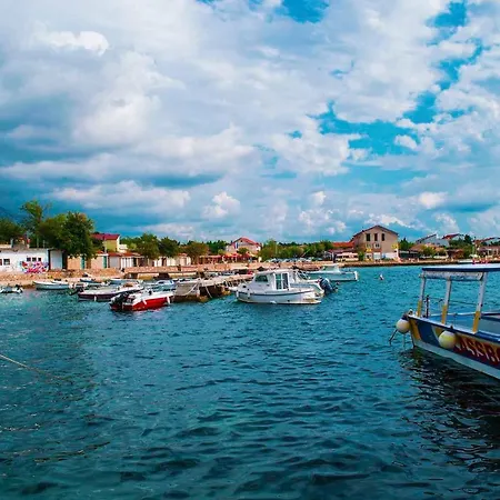 In Starigrad-paklenica 6868 Apartman *