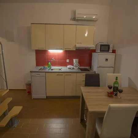 In Starigrad-paklenica 6868 Apartman *