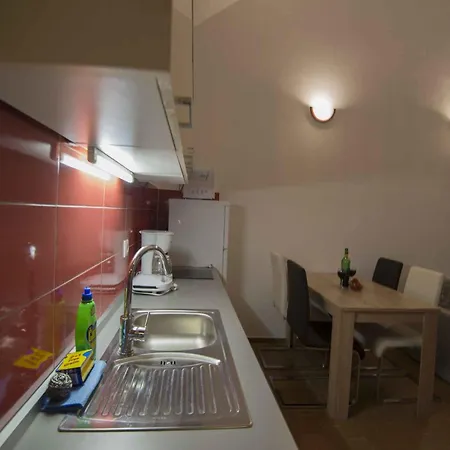 In Starigrad-paklenica 6868 Apartman *
