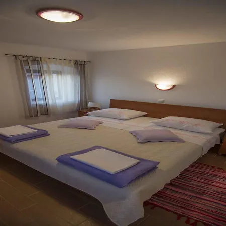 In Starigrad-paklenica 6868