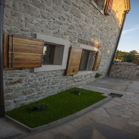 In Starigrad-paklenica 6868